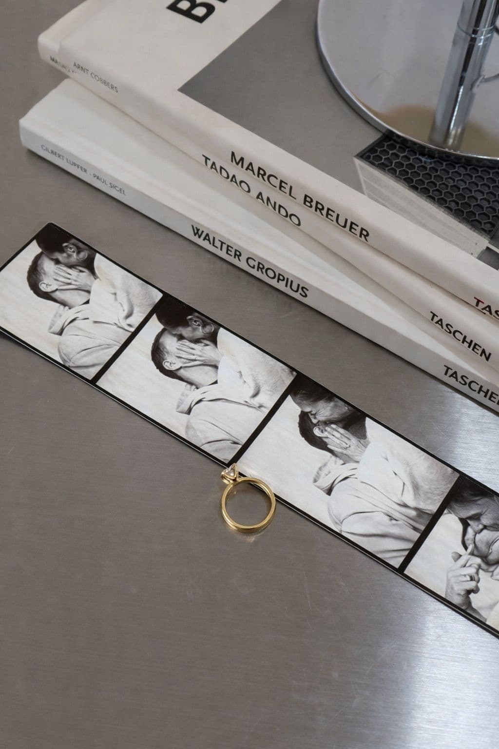 Hochzeitsdetails - Fotostreifen mit Ehering als Symbol fuer Liebe und Verbundenheit