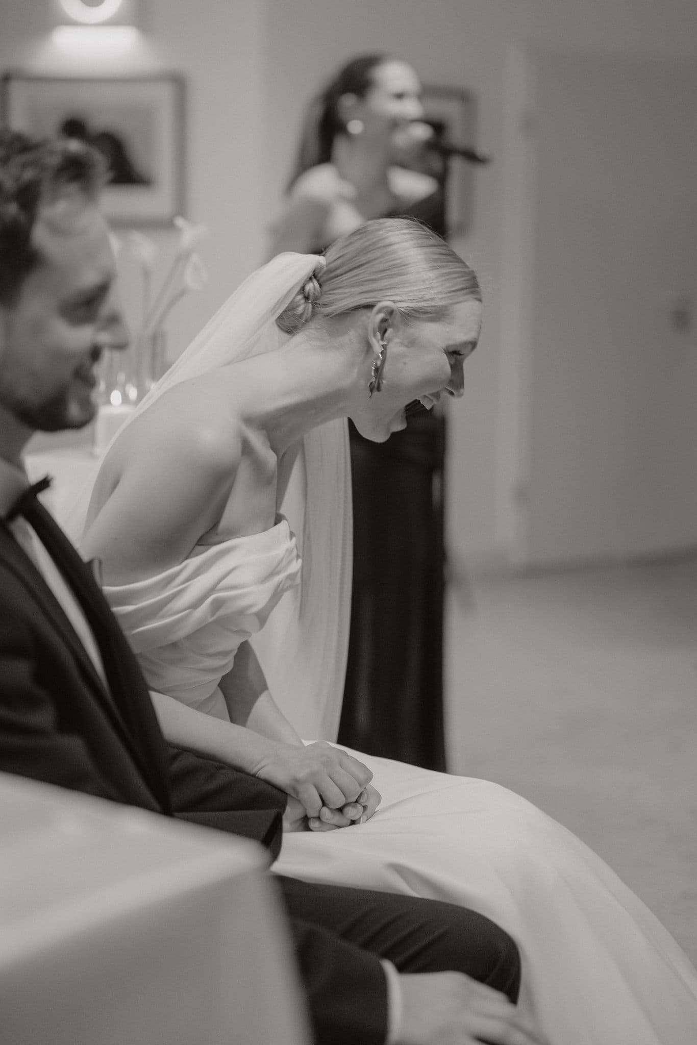 Brautpaar bei emotionalem Moment waehrend der freien Trauung